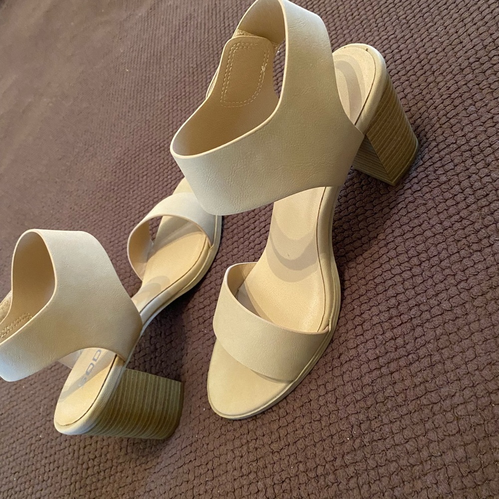 SODA: Heeled Sandals